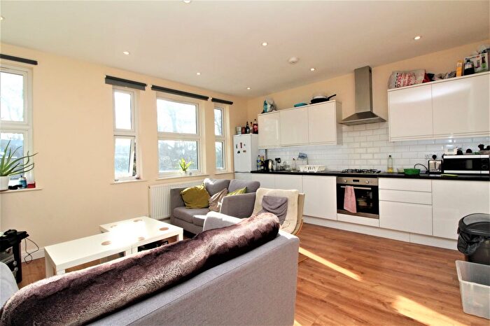 3 Bedroom Flat To Rent In Barrow Road, Streatham, SW16