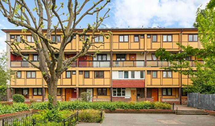 3 Bedroom Maisonette For Sale In Flat Urmston House, Seyssel Street, London, E14