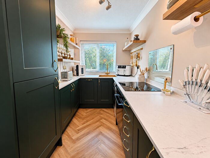 2 Bedroom Flat For Sale In Eastlands, New Milton, Hampshire, BH25