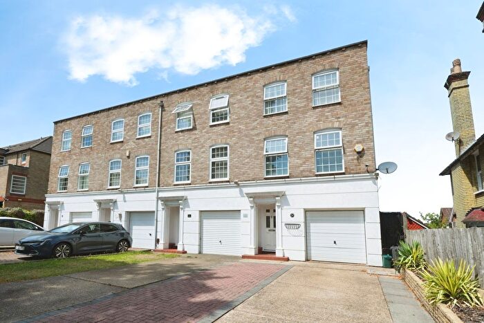 4 Bedroom Detached House For Sale In Park Avenue, Bromley, Kent, BR1
