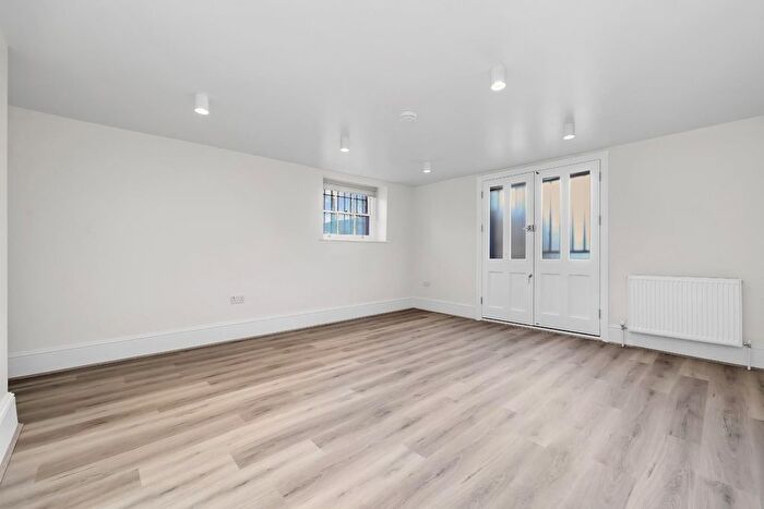 2 Bedroom Flat To Rent In New Cross Road, London, SE14