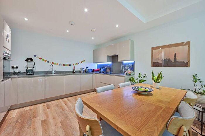 2 Bedroom Flat To Rent In Knaresborough Drive, Earlsfield, London, SW18