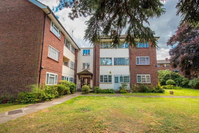 2 Bedroom Flat To Rent In Rydal Close, Holders Hill Road, London, NW4