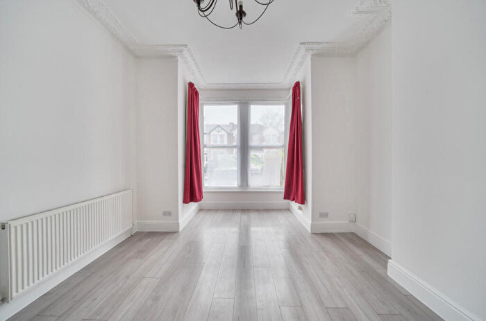 2 Bedroom Apartment For Sale In Courtland Avenue, Ilford, IG1