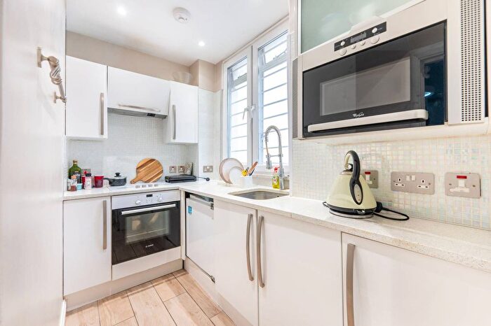 1 Bedroom Flat To Rent In Westbourne Gardens, Bayswater, London, W2