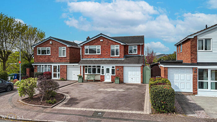 4 Bedroom Link Detached House For Sale In Willoughby Road, Tamworth, Staffordshire, B79