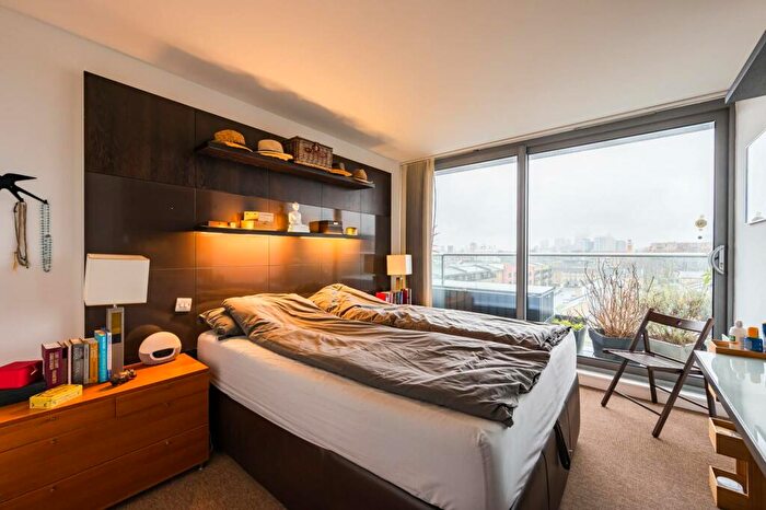 2 Bedroom Flat To Rent In Copperfield Road, Mile End, London, E3