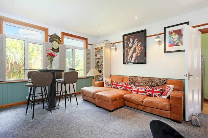 2 Bedroom Flat To Rent In Queens Road, London, SW19