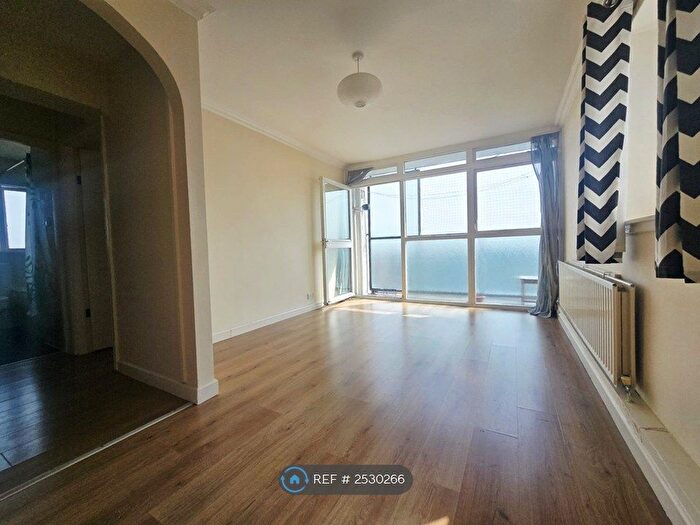 1 Bedroom Flat To Rent In The Beckers, London, N16