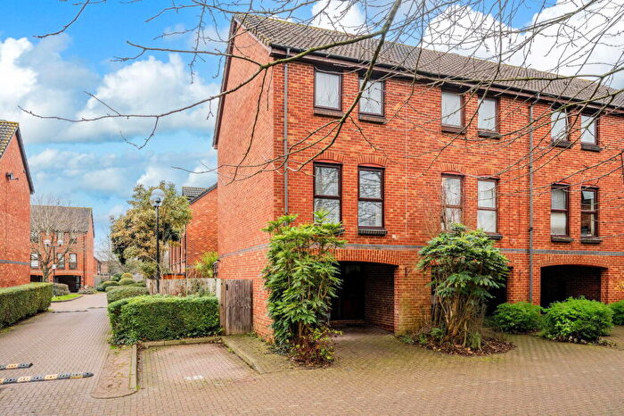 3 Bedroom End Of Terrace House For Sale In Farriers Close, Epsom, KT17