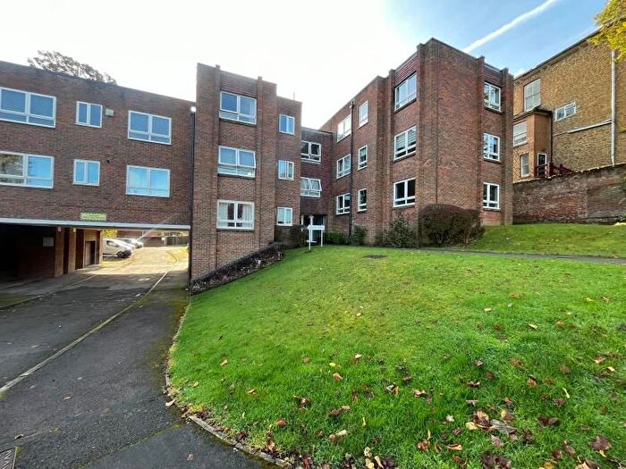 3 Bedroom Flat To Rent In Harvey Road, Guildford, GU1