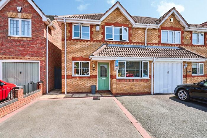 3 Bedroom Semi-Detached House For Sale In Keyworth Close, Tipton, DY4