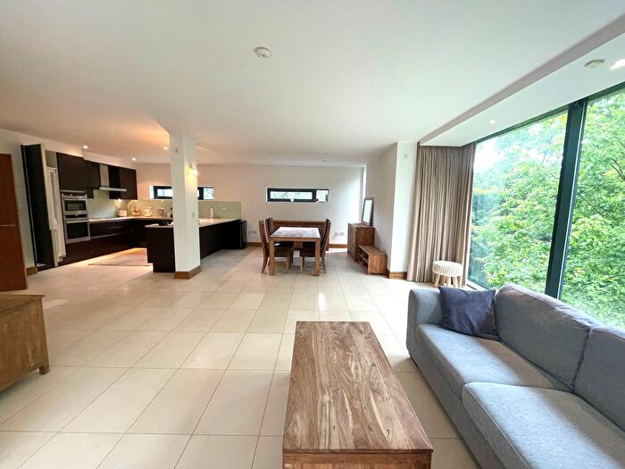 3 Bedroom Flat To Rent In A Barlow Moor Road, Manchester, M20