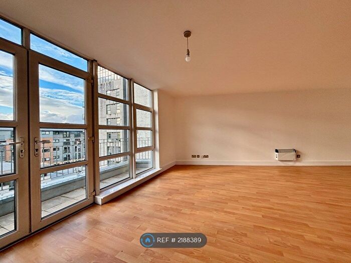 3 Bedroom Flat To Rent In Barrland Street, Glasgow, G41