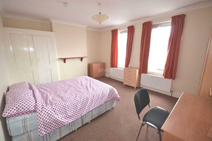 6 Bedroom Semi-Detached House To Rent In Basingstoke Road, Reading, Berkshire, RG2