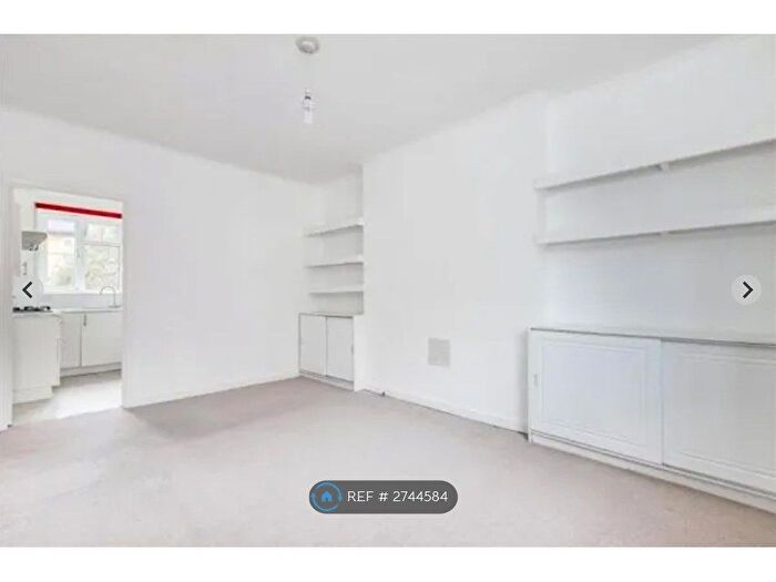 3 Bedroom Flat To Rent In Charcroft Court, London, W14