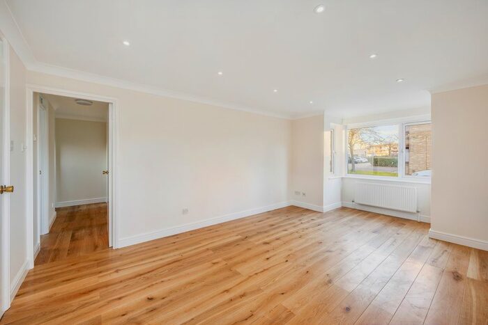 2 Bedroom Flat To Rent In Reubans Court, Chaseley Drive, Chiswick, London W4