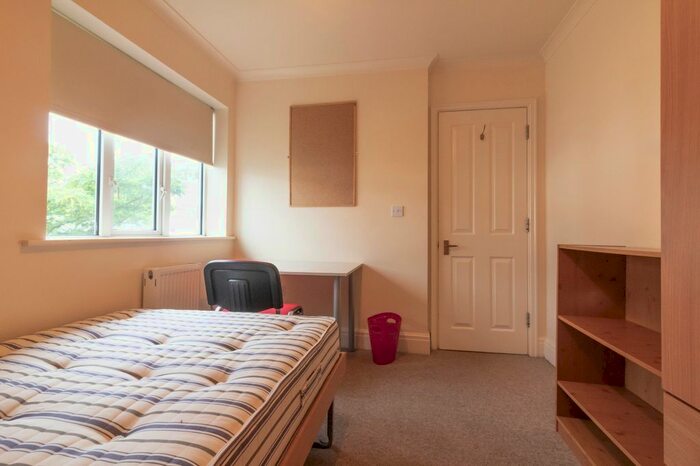 7 Bedroom Semi-Detached House To Rent In Lincoln Road, Guildford, GU2