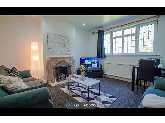 3 Bedroom Flat To Rent In Dainton Close, Bromley, BR1