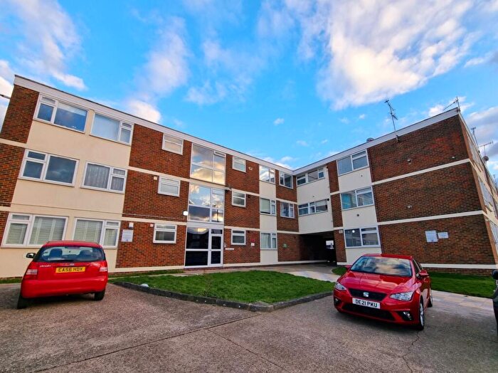 1 Bedroom Flat To Rent In Stonehill Court, Chingford, E4