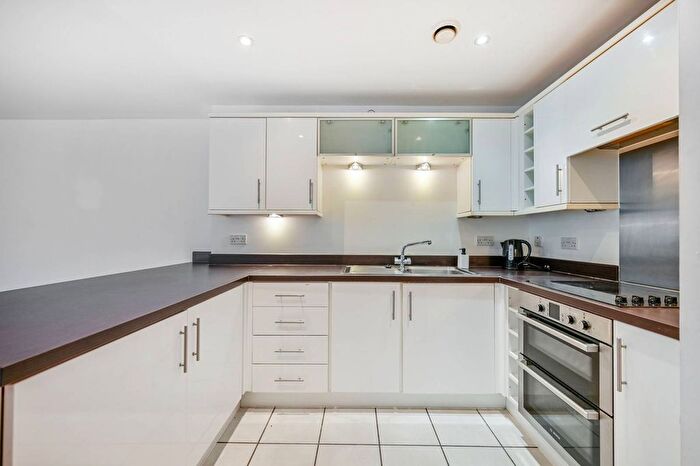 2 Bedroom Flat To Rent In Lanadron Close, Isleworth, TW7