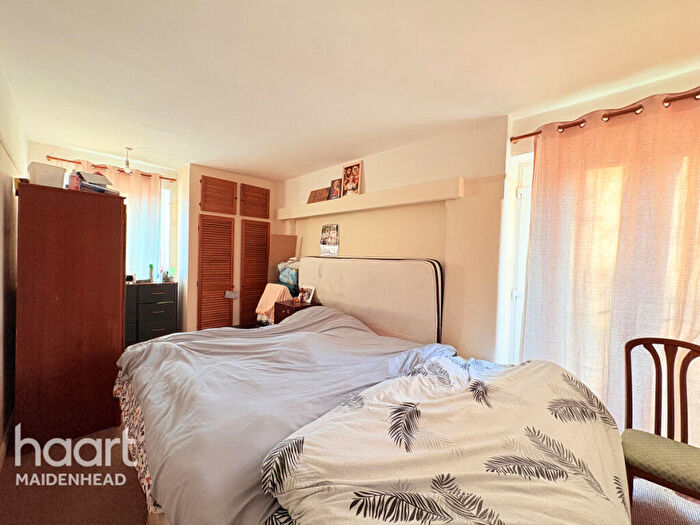 2 Bedroom Apartment For Sale In Courtlands, Maidenhead, SL6