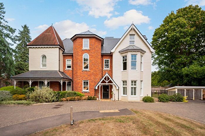 2 Bedroom Flat For Sale In Sycamore Court, Oatlands Chase, Weybridge, KT13