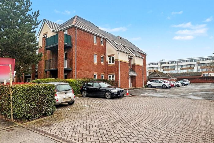2 Bedroom Flat For Sale In Chandlers Ford, SO53