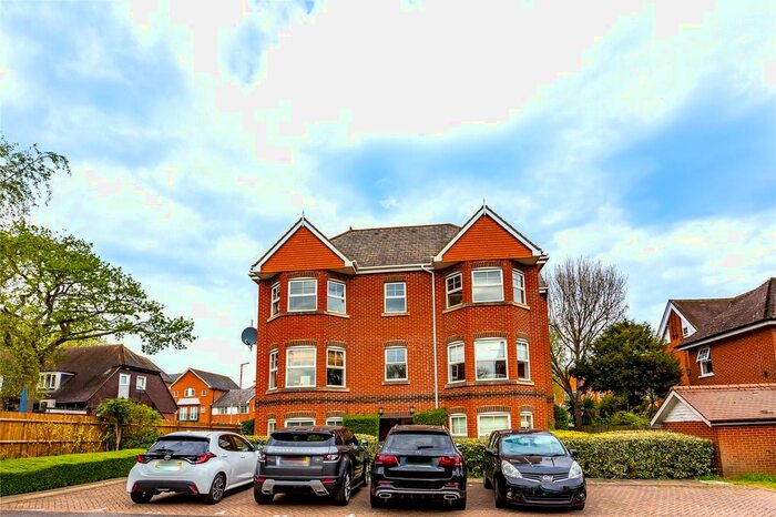2 Bedroom Flat To Rent In Nightingale Walk, Windsor, Berkshire, SL4