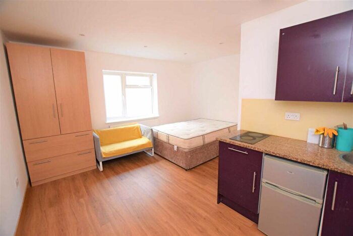 Flat To Rent In Sunny Gardens Road, Hendon, NW4