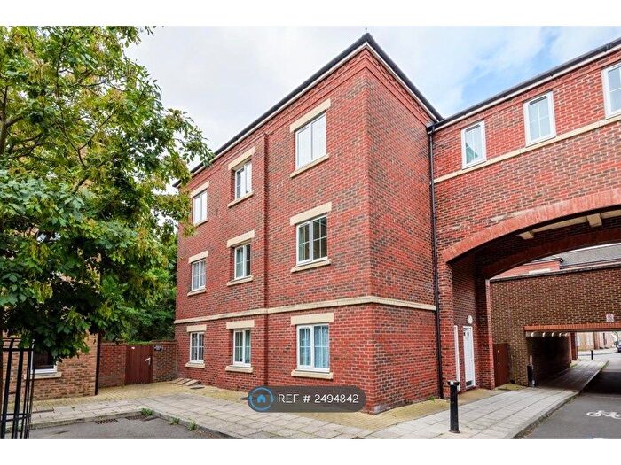 2 Bedroom Flat To Rent In Fairford Leys, Aylesbury, HP19