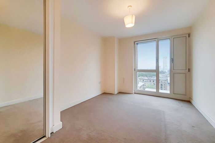 3 Bedroom Flat To Rent In Jefferson Plaza, Bow, London, E3