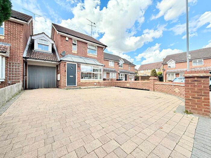 3 Bedroom Link Detached House For Sale In Cresswell Gardens, Barton Hills, Luton, Bedfordshire, LU3