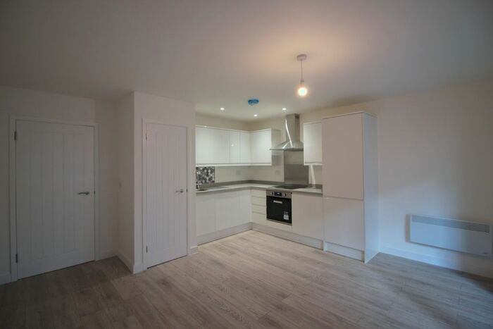 3 Bedroom Flat To Rent In Postway Mews, Ilford, IG1