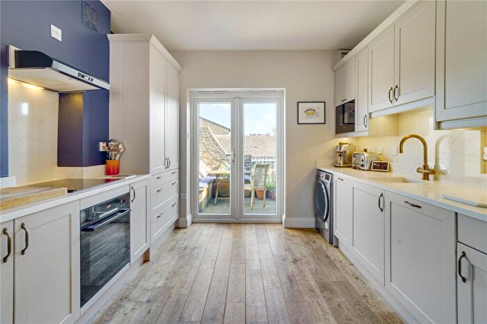 2 Bedroom End Of Terrace House For Sale In Auckland Road, SW11