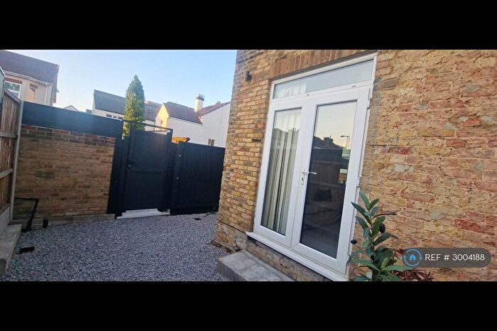 2 Bedroom Maisonette To Rent In Sydenham Road, Croydon, CR0