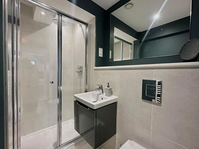 2 Bedroom Apartment For Sale In Spinners Way, Manchester, M15