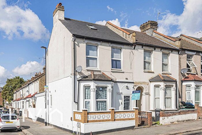 4 Bedroom End Of Terrace House For Sale In Thirsk Road, South Norwood, SE25