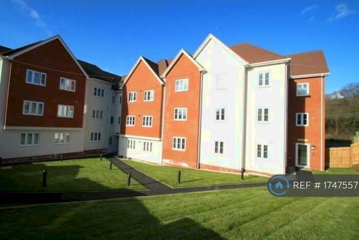 2 Bedroom Flat To Rent In London Road, Benfleet, SS7