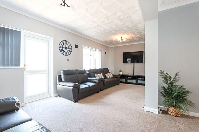 4 Bedroom Semi-Detached House To Rent In Allenby Road, Southall, UB1