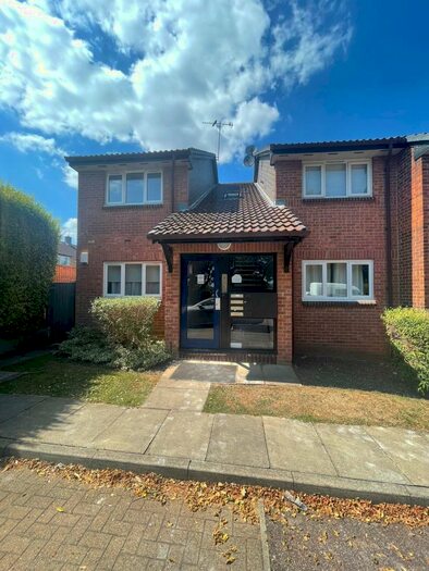 1 Bedroom Flat To Rent In Colebrook Lane, IG10