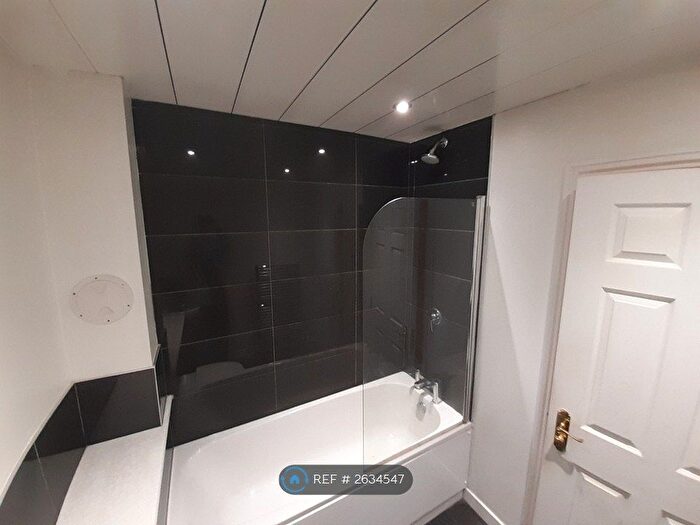 2 Bedroom Flat To Rent In Burnvale, Livingston, EH54