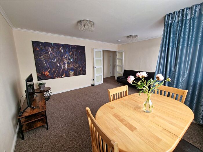 3 Bedroom Flat To Rent In Bowes Road, London, N11