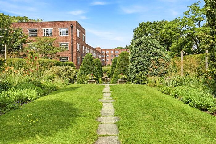 3 Bedroom Flat For Sale In Meadowside, Twickenham, TW1