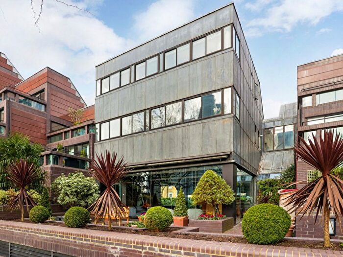 2 Bedroom Flat For Sale In Grosvenor Road, London, SW1V