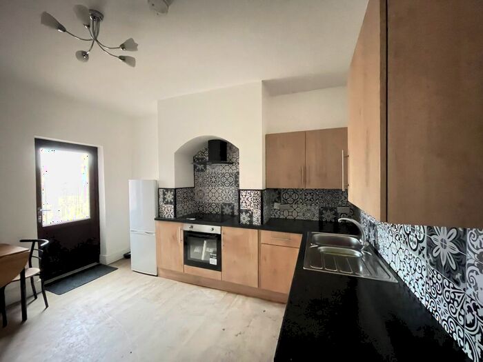 2 Bedroom Flat To Rent In Furnival Road Flat, Doncaster, DN4