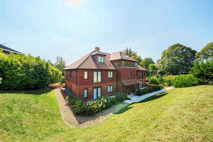 2 Bedroom Flat To Rent In Northdown Lane, Guildford, GU1