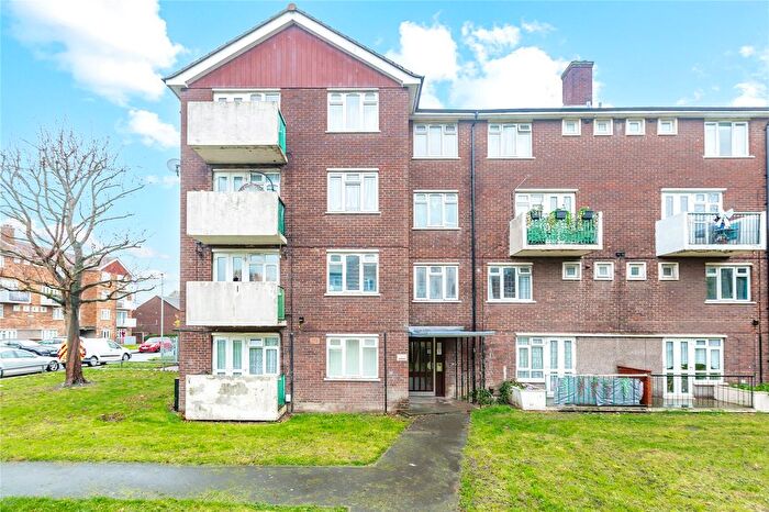 3 Bedroom Flat For Sale In Limbourne Avenue, Dagenham, RM8