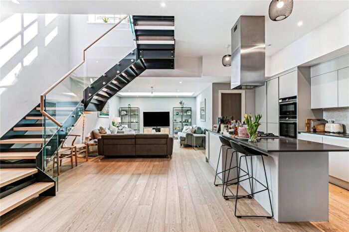 3 Bedroom Terraced House For Sale In Avery Walk, SW11