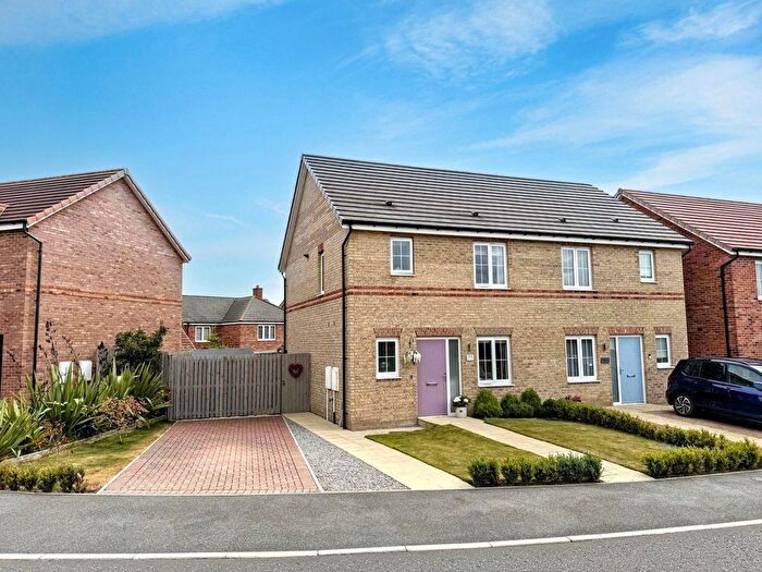 3 Bedroom Semi-Detached House For Sale In High Grange Way, Wingate, TS28